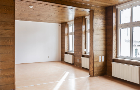 Centrally located 4-room apartment in Werder (Havel), with a garden, fitted kitchen, two bathrooms, and parking spaces.