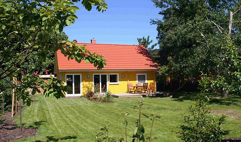 Commission-free: Charming wooden house in the seaside resort of Prerow.