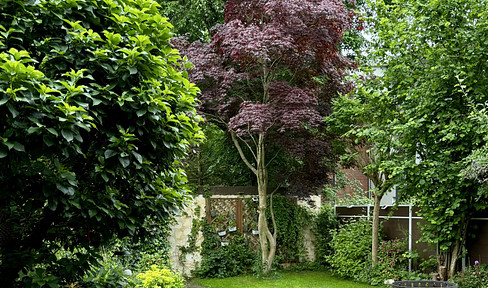 Spacious semi-detached house with a lovely garden.