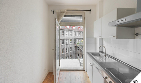 * No agency fees! 3-room apartment, completely renovated, with a balcony and original features, located in the trendy Gostenhof district! *
