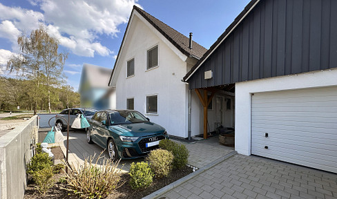 For sale by private individual: Detached single-family house with a sunny terrace.