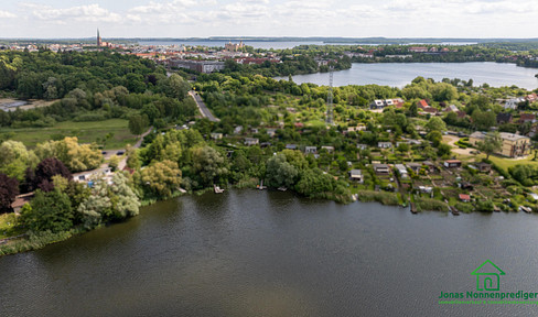 Small garden with its own pier on the Ostorfer Lake – available to the buyer without any commission fees.
