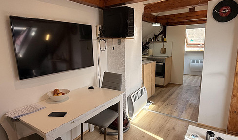 Vermietete DG-Wohnung mit 7,2 % Rendite — renoviert, Energieklasse B, provisionsfrei