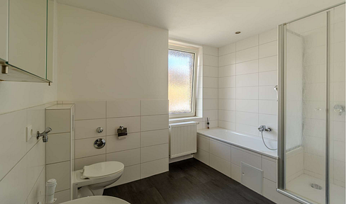 Renovated 2-room apartment with a balcony and a new bathroom, available immediately.