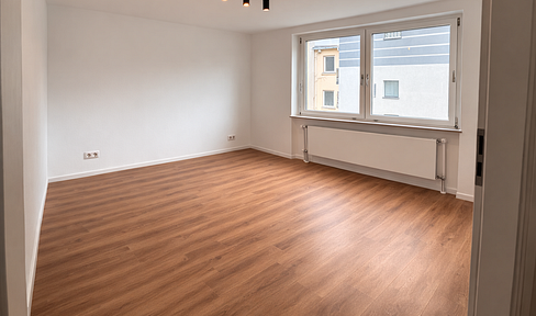 Completely renovated 3-room apartment, brand new kitchen, suitable for shared living.