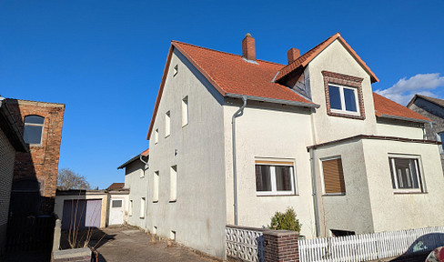 Spacious property with potential for renovation, including a separate apartment – offering great opportunities for families or multi-family dwellings.