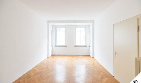* No agency fees! 2-room apartment, completely renovated, with a balcony and original features, located in the trendy Gostenhof district! *
