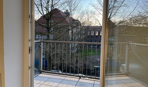 Bright and airy apartment, renovated, with a south-facing balcony, in a central location.