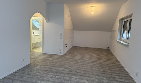 First occupancy after renovation: 4-room apartment with attic living space, featuring a garden area, parking space, heat pump, and air conditioning.