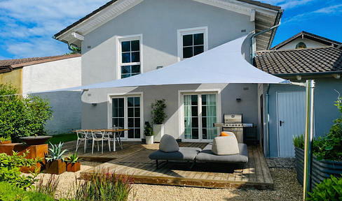 Modernes Einfamilienhaus mit Kamin, Designküche auf sonnigem Grundstück mit Bergblick