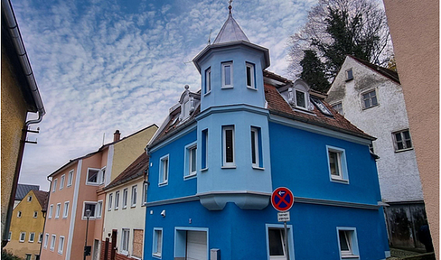 Charming townhouse, just a few meters from the town hall, located on a quiet side street.