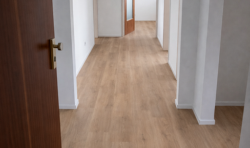 Newly renovated, bright 3-room apartment with a balcony, elevator, and a prime location in Augsburg-Pfersee.