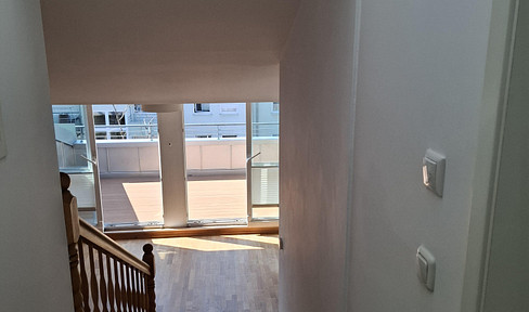 Sunny, commission-free, 3-room penthouse apartment with split-level design and rooftop terraces.