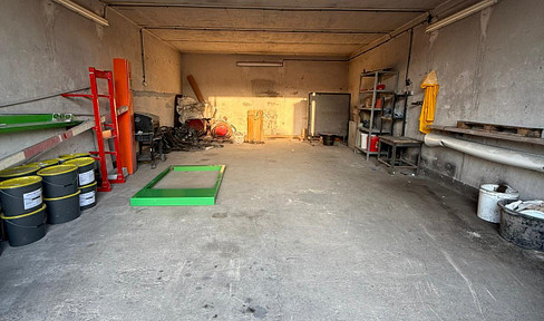 Workshop, storage space for tradespeople, storage; hall is clean and dry.