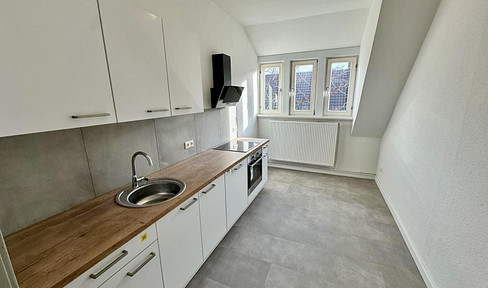 Newly renovated 2-room apartment with fitted kitchen - available immediately.