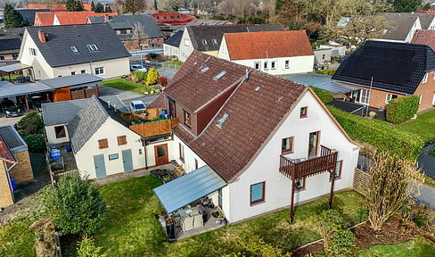 Apartment for rent in Spandau: 2-room apartment with balcony and fitted kitchen – ideal for singles or couples.