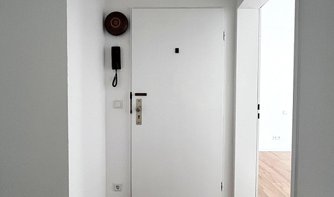 Newly renovated 3-room apartment with balcony, elevator, and garage.