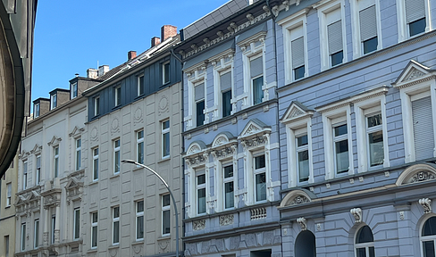 Completely renovated 2.5-room apartment in a historic building, located in a prime area of Mönchengladbach, plus a garage.