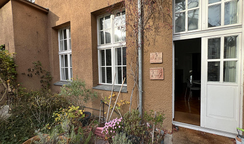 Beautiful 4-room apartment in a historic building with a garden, located in Wilmersdorf, near Rüdesheimer Platz.