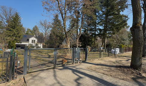 Excellent location in northern Lehnitz, within walking distance of a daycare center, elementary school, lake, forest, and S-Bahn station – no commission fees.