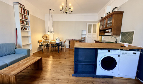 Immediately available, charming older building in a central location in Schöneberg.