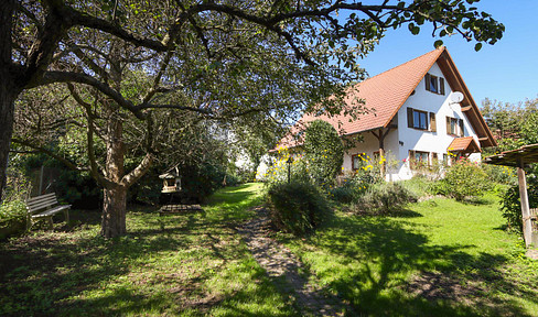 No commission - A rare opportunity - Two houses, a large barn, and a spacious garden in Freiburg-Munzingen.