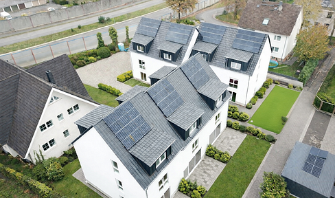 Sustainably built terraced house with a total area of 155m², meeting KFW40 standards, featuring a heat pump and solar panels.