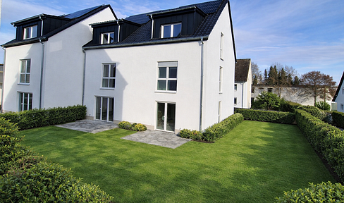 Sustainably built terraced house with a total area of 155m², meeting KFW40 standards, featuring a heat pump and solar panels.