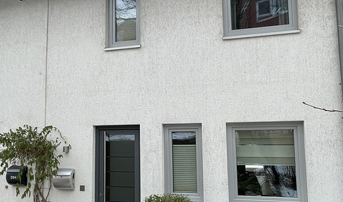 Family-friendly semi-detached house with a garden, attic studio, and carport in Kaltenkirchen.