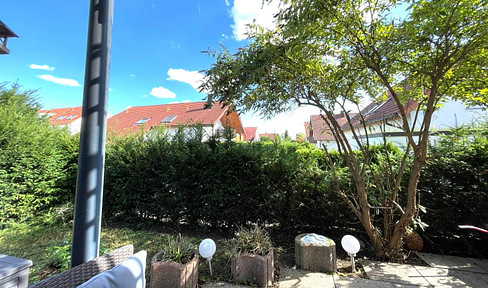 Gepflegte 2-Zimmer-Wohnung mit Einbauküche, Terrasse mit Gartenanteil und Stellplatz in guter Lage