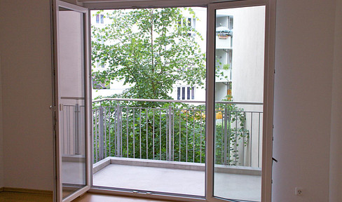 Modern 2-room apartment in a central location near the City Galerie, with an elevator and underground parking space.