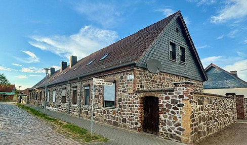 Well-maintained terraced house with a garage and courtyard, located in a central area of Löberitz.