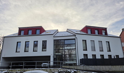 Spacious 4-room apartment with a rooftop terrace - located near the Wiembach nature reserve - no commission fees.