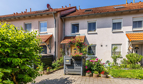 Bezugsfrei! Gepflegtes RMH aus Baujahr 2000 mit Garten und Stellplätzen. Ohne Makler.