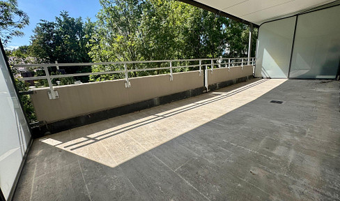 Located in the heart of the Au district and very quiet: a fantastic apartment with a large, sunny balcony overlooking the courtyard.