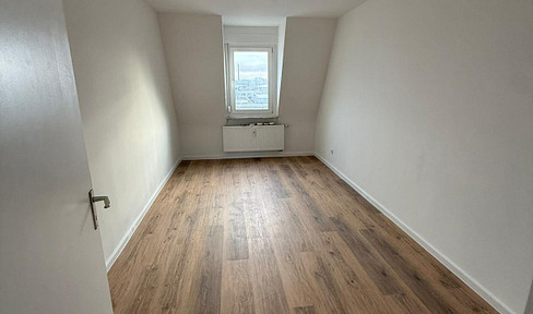 First occupancy after renovation - charming traditional building, fitted kitchen, South district.