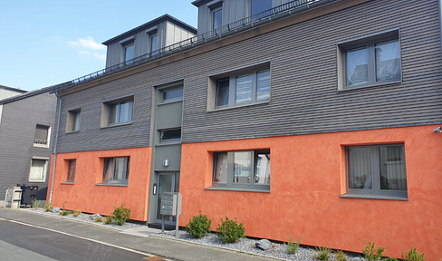 Schöne renovierte Souterrainwohnung mit großer Terrasse und Einbauküche