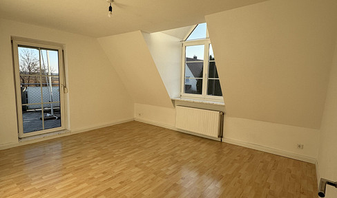 3-Zimmer-Dachgeschosswohnung mit Balkon + EBK in Maisach, Nutzfläche 151 qm, 5 Fußminuten zur S3