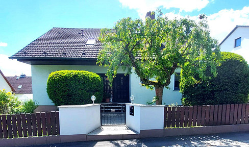 Multi-generational home in a prime location in Cadolzburg, offering tax benefits, with a garden, 5 bedrooms, and an accessible living unit (ELW).