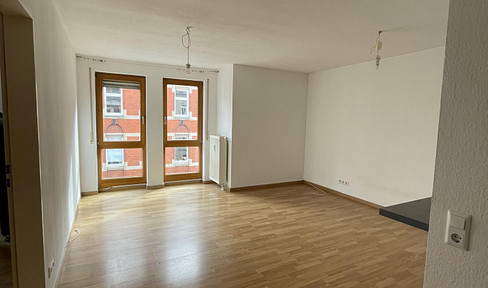 City apartment in a prime location – includes underground parking, a bathroom with natural light, and an elevator.