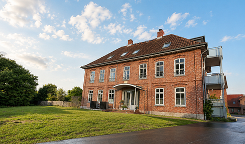 Cozy and spacious 5-room ground-floor apartment located between Lübeck and Hamburg.