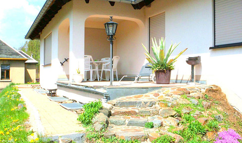 Schnäppchen nach Rohrbruch - gemütliches Zweifamilienhaus mit Fernblick in Klingenthal