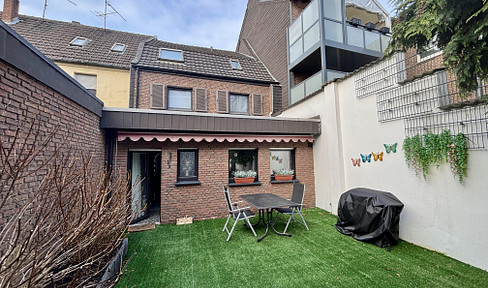 Charm of a traditional building meets modern design: Detached house in Krefeld-Hüls (no commission fees).