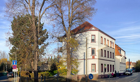 Commission-free - Modernized multi-family house with 5-room apartments and additional building land.