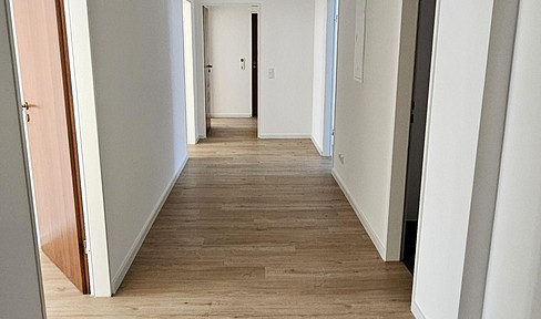 City living at its finest: Stylish 4-room apartment in the heart of Ratingen.