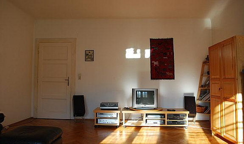 Beautiful 2-room apartment in a historic building with a balcony, located on Hasnerplatz – available for rent starting in April.