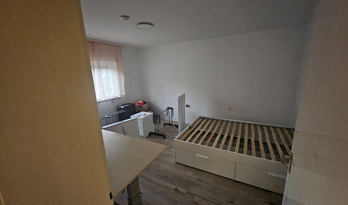 Bright, fully furnished room in a relaxed shared apartment with a garden, and an all-inclusive rent.