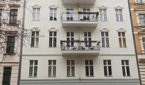 Classic building with stucco and a balcony in the Bergmannkiez district – 2 rooms, 68 m², 3rd floor.