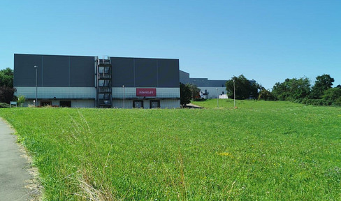 Multifunctional commercial complex with over 18,000 m² of usable space and flexible partitioning options.