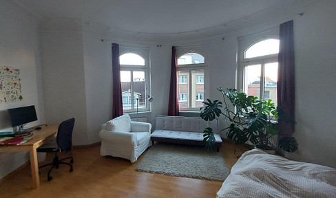 Charming 1-bedroom apartment with a bay window, located at Leipziger Adler.